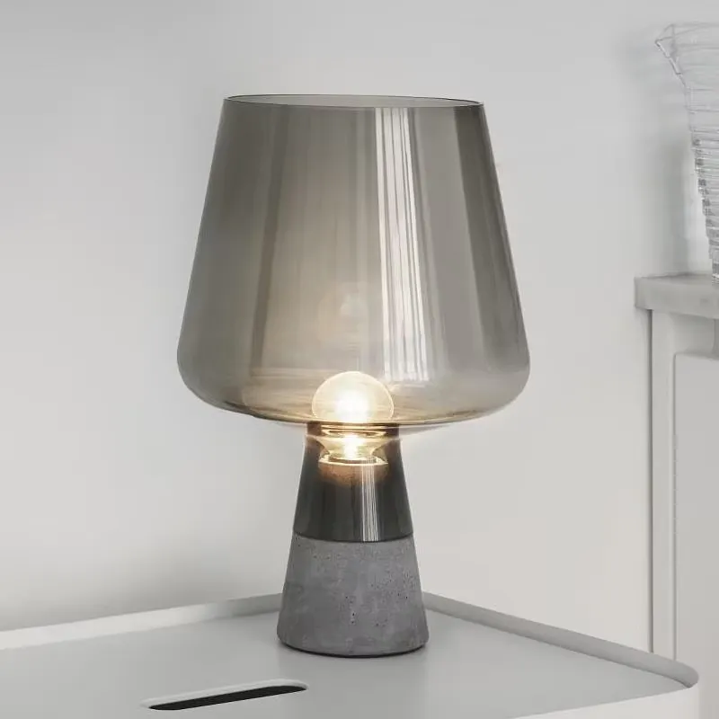 Light Switch - 北欧風のシンプルなセメント製テーブルランプ。モダンなグレーのガラス製で、リビングルーム、寝室、書斎、デスクの装飾に最適。
