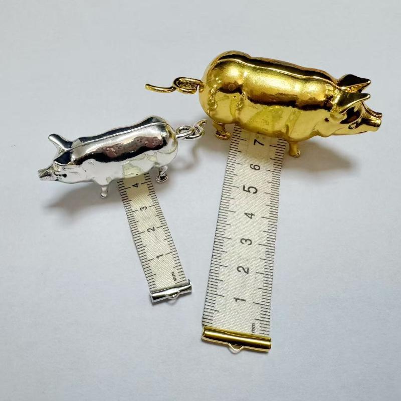 Tape Measure - (Ce14)アンティーク風の豚の形をしたミニ巻尺。ヴィンテージ調の金属製で、柔らかい素材を使用。手芸や衣料品の裁断、測定に最適な、かわいらしい携帯用巻尺。